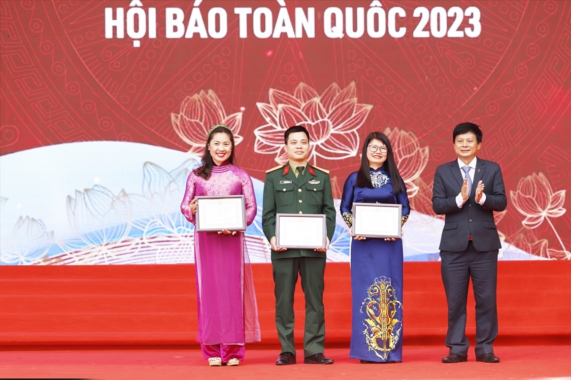 Các tác giả nhận được giải thưởng tại Hội Báo