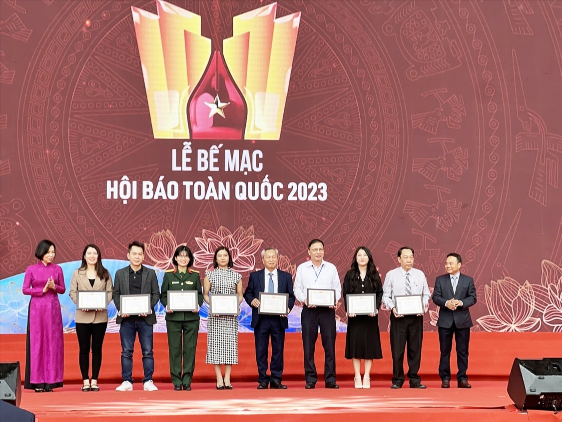 Các tác giả nhận được giải thưởng tại Hội Báo