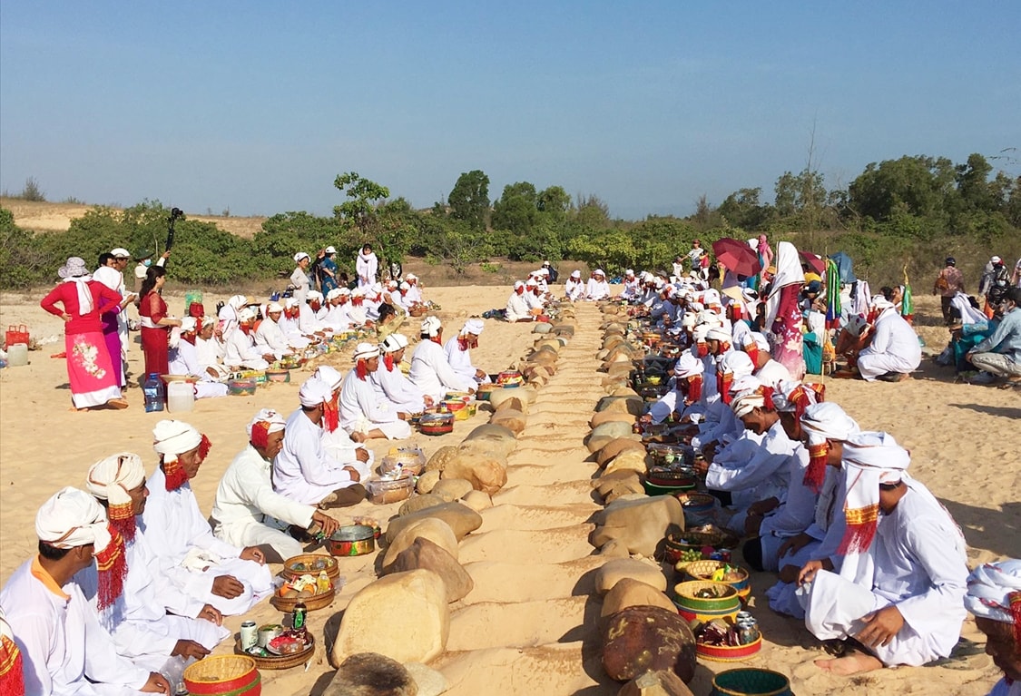 Một trong những nghi lễ không thể thiếu trong Tết Ramưwan của đồng bào Chăm ở Bình Thuận là nghi thức tảo mộ cho ông bà, tổ tiên