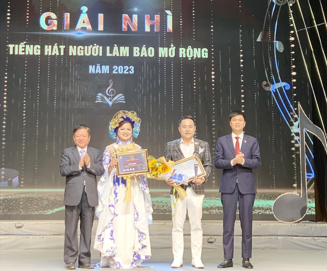 2 giải Nhì được trao cho tiết mục “Trên đỉnh Phù Vân” - Bảo tàng Báo chí Việt Nam thuộc Liên chi hội Cơ quan Trung tâm Hội Nhà báo Việt Nam và tiết mục “Tổ quốc gọi tên mình” - Đài phát thanh truyền hình Sơn La