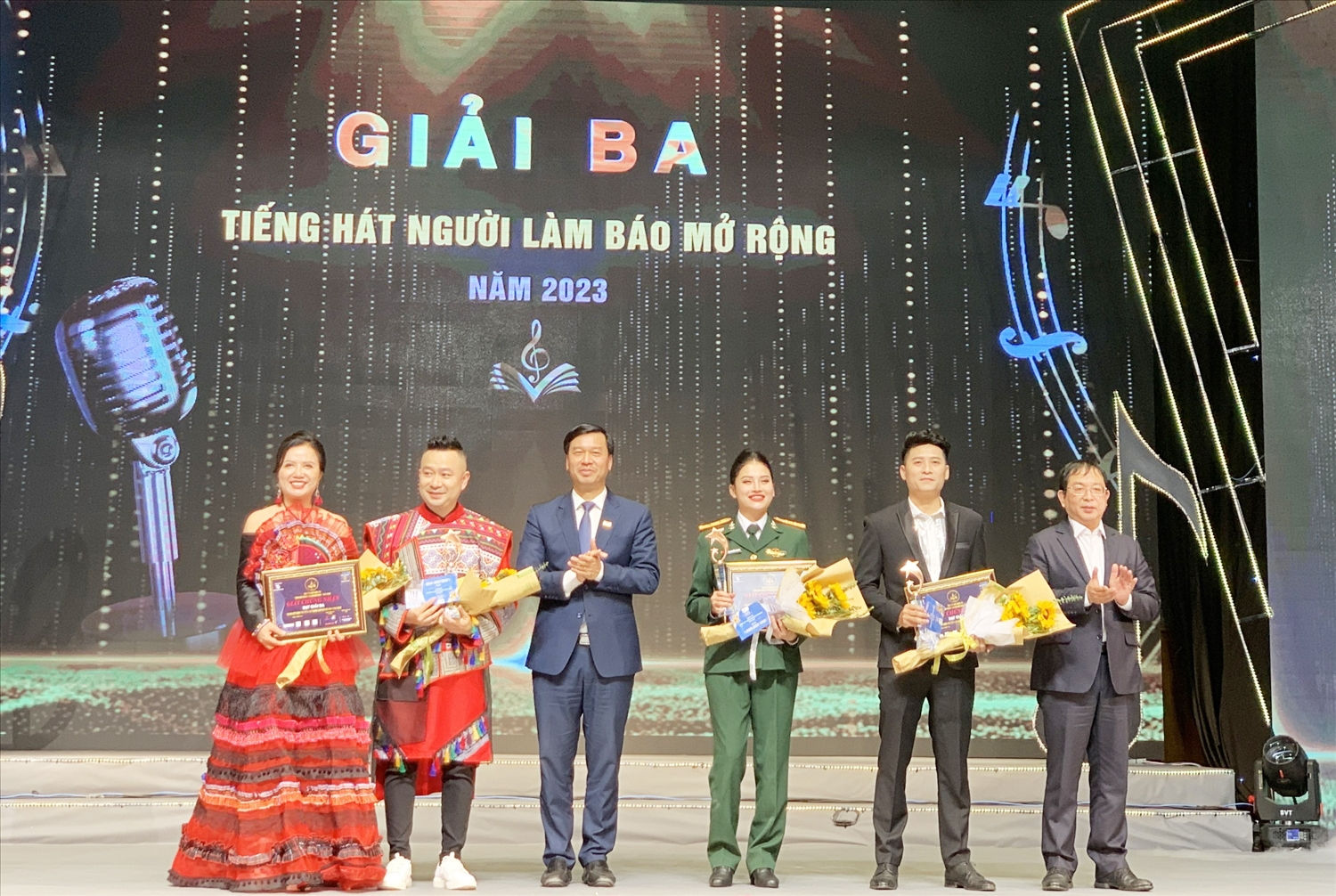 Giải Ba được trao cho các tiết mục: Mashup “Chuyện tình thảo nguyên” và “Có chàng trai viết lên cây” - Kênh VOV Giao thông Đài tiếng nói Việt Nam; “Lửa Việt” - Trung tâm Phát thanh và Truyền hình quân đội; “Trên đỉnh Phù Vân” - Báo Nhân dân