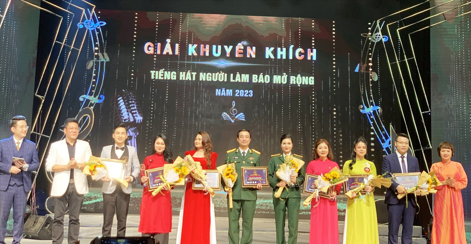 Ban Tổ chức trao 7 giải Khuyến khích cho các tiết mục