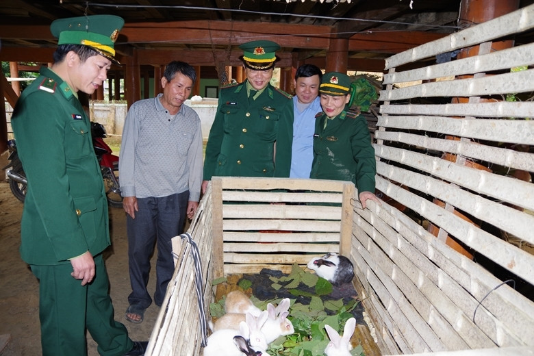 Thiếu tá Lê Văn Giang (ngoài cùng bên trái)cùng cán bộ đồn Thông Thụ và địa phương kiểm tra mô hình chăn nuôi thỏ tại giađình ông Lương Văn Hồng Thiếu tá Lê Văn Giang (ngoài cùng bên trái) cùng cán bộ đồn Thông Thụ và địa phương kiểm tra mô hình chăn nuôi thỏ tại gia đình ông Lương Văn Hồng