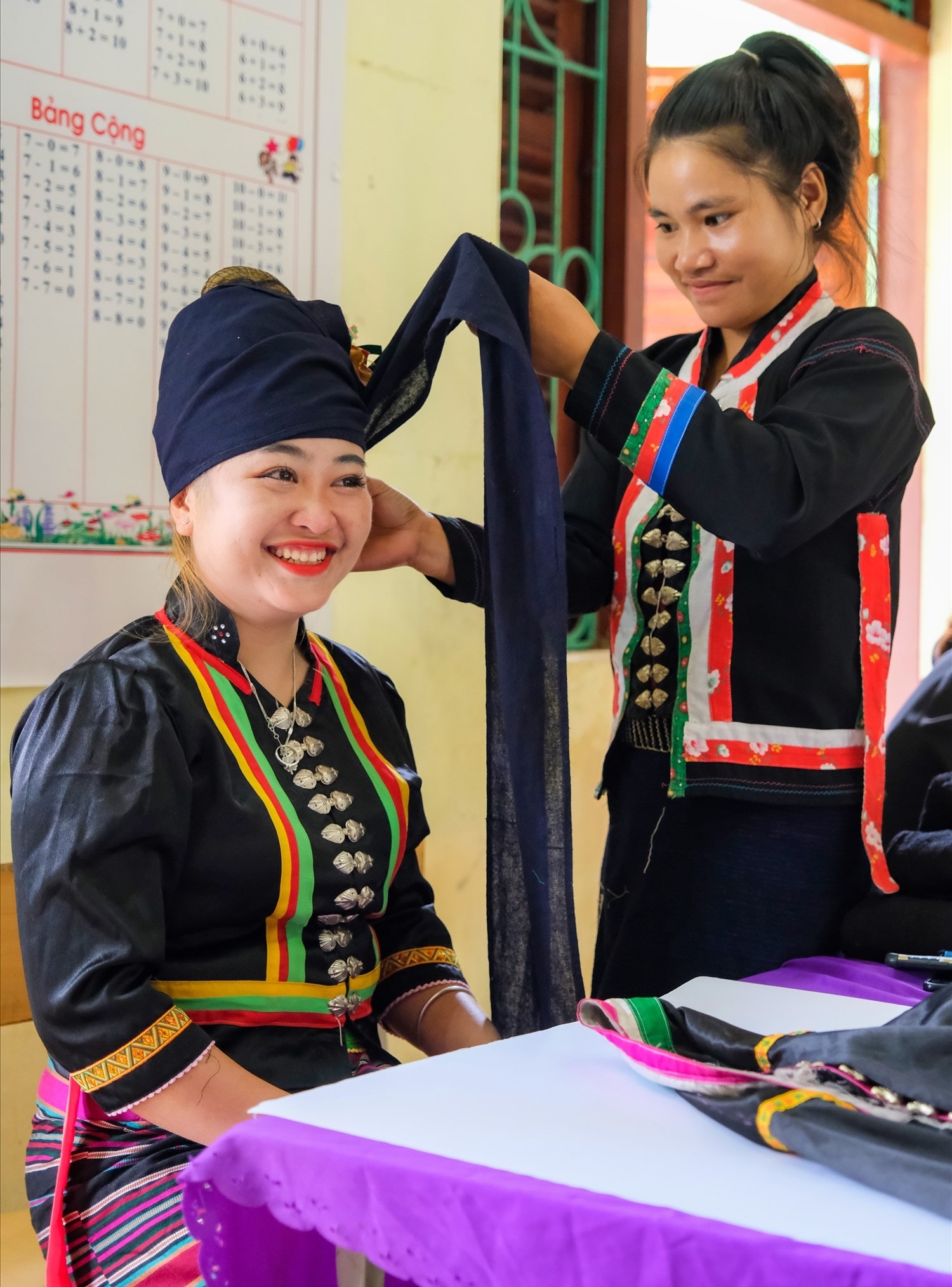 Chị em sửa sang trang phục.