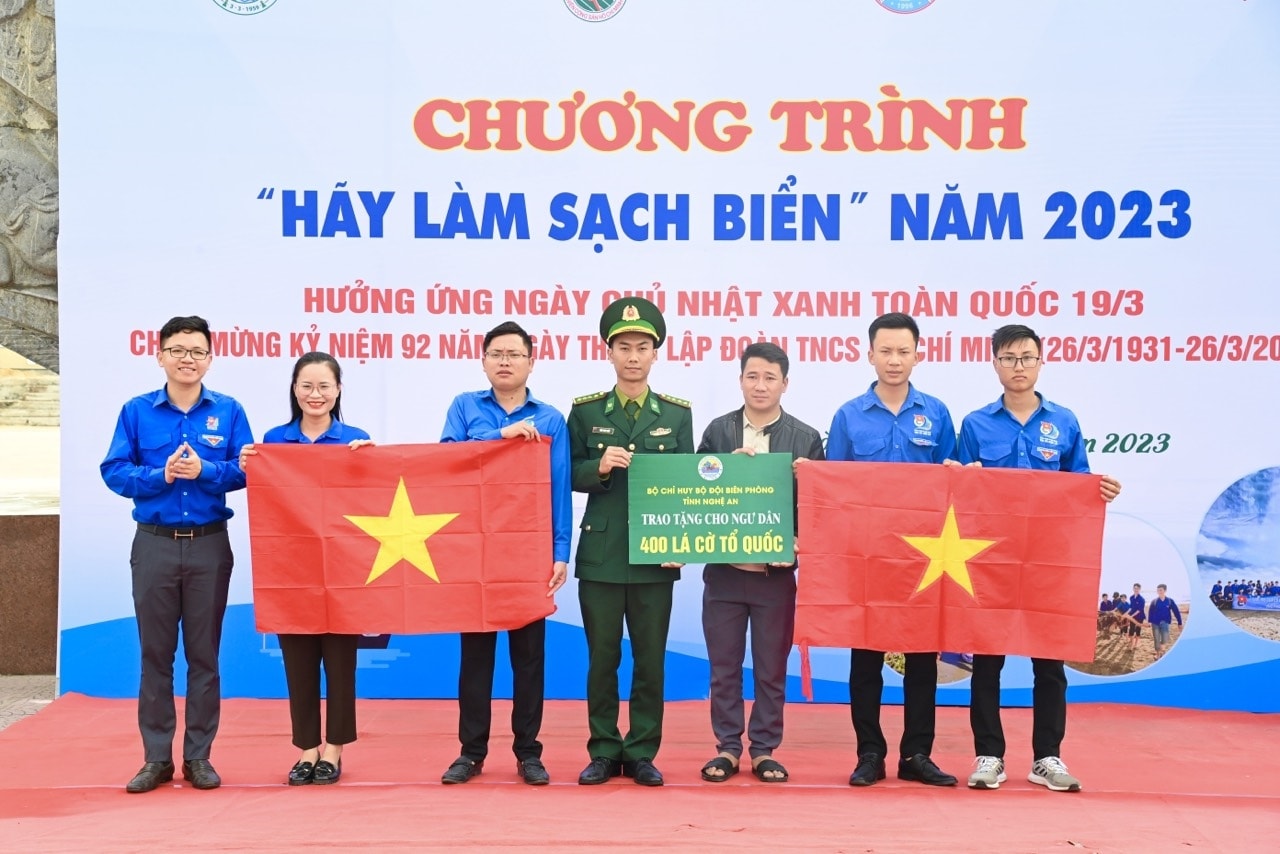 Bộ Chỉ huy BĐBP tỉnh Nghệ An tặng 400 lá cờ Tổ quốc cho ngư dân Bộ Chỉ huy BĐBP tỉnh Nghệ An tặng 400 lá cờ Tổ quốc cho ngư dân