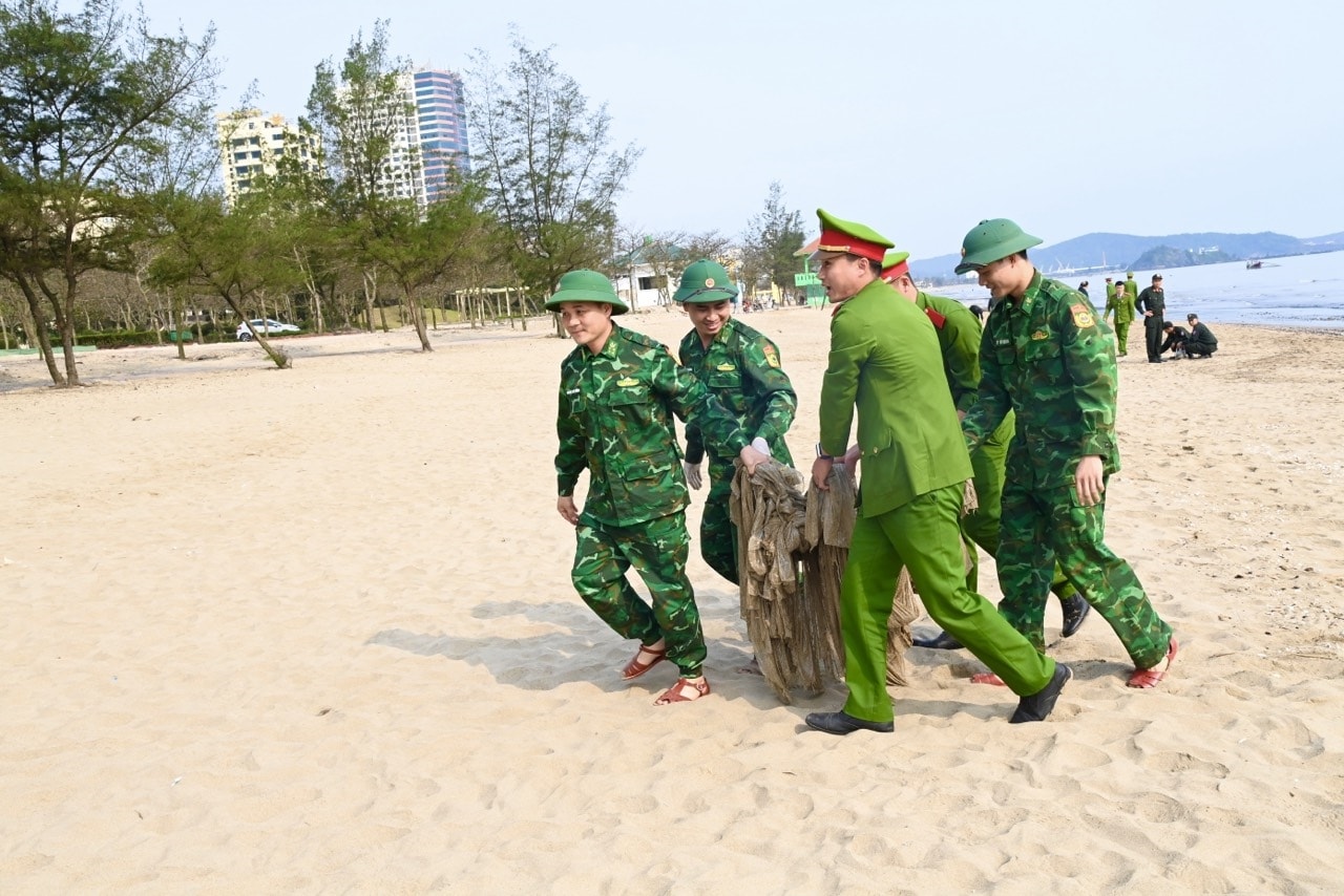 Các đoàn viên thanh niên tham gia dọn vệ sinh môi trường biển Các đoàn viên thanh niên tham gia dọn vệ sinh môi trường biển