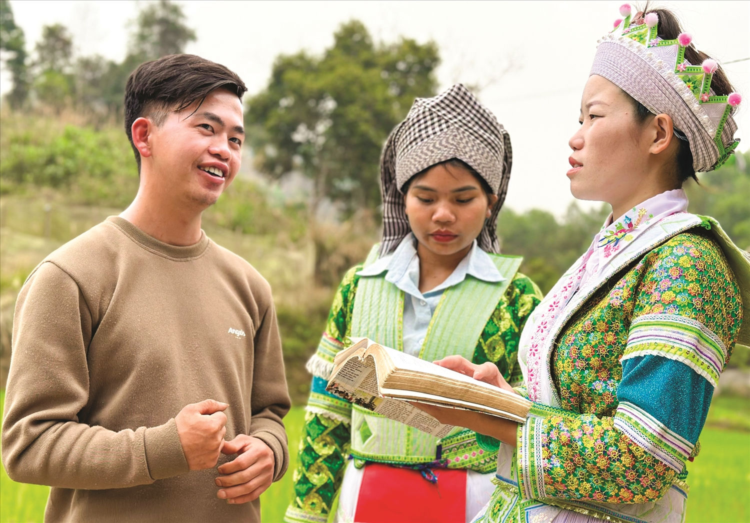 Chị Mã Thị Bí luôn tâm tình vận động người dân không theo tà đạo.