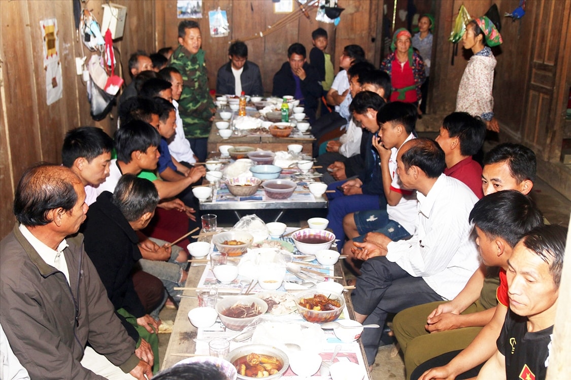 Một đám cưới đơn giản của nam nữ người Mông ở huyện Kỳ Sơn
