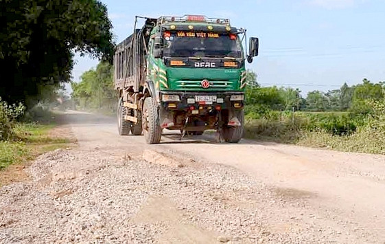 Bắc Giang: Kiên quyết xử lý xe quá tải trọng lưu thông trên đê 