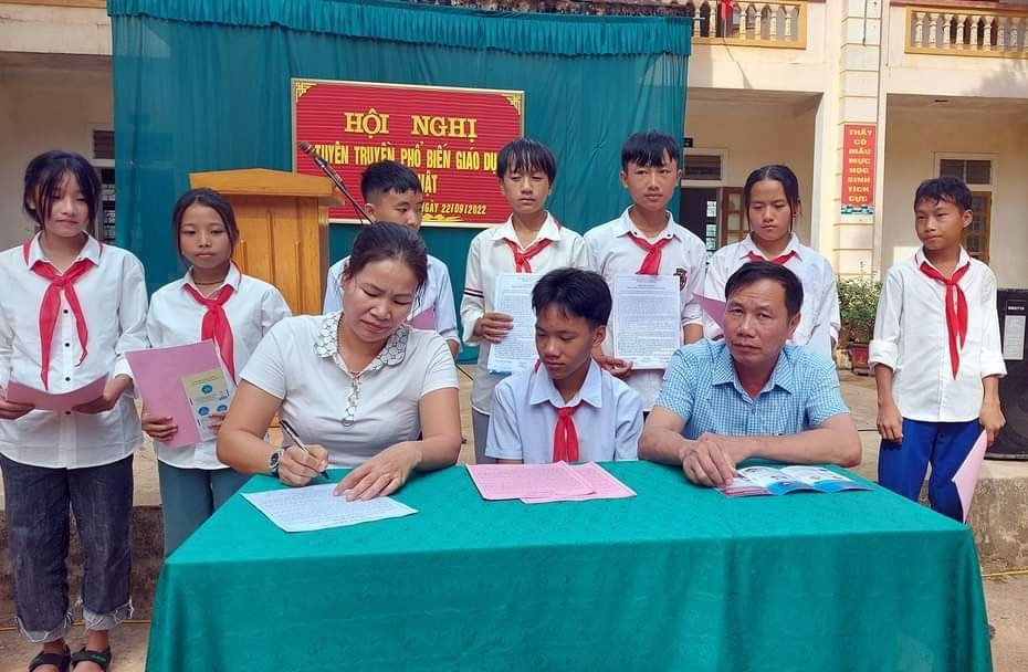 Học sinh, nhà trường ký kết không để xảy ra tình trạng tảo hôn