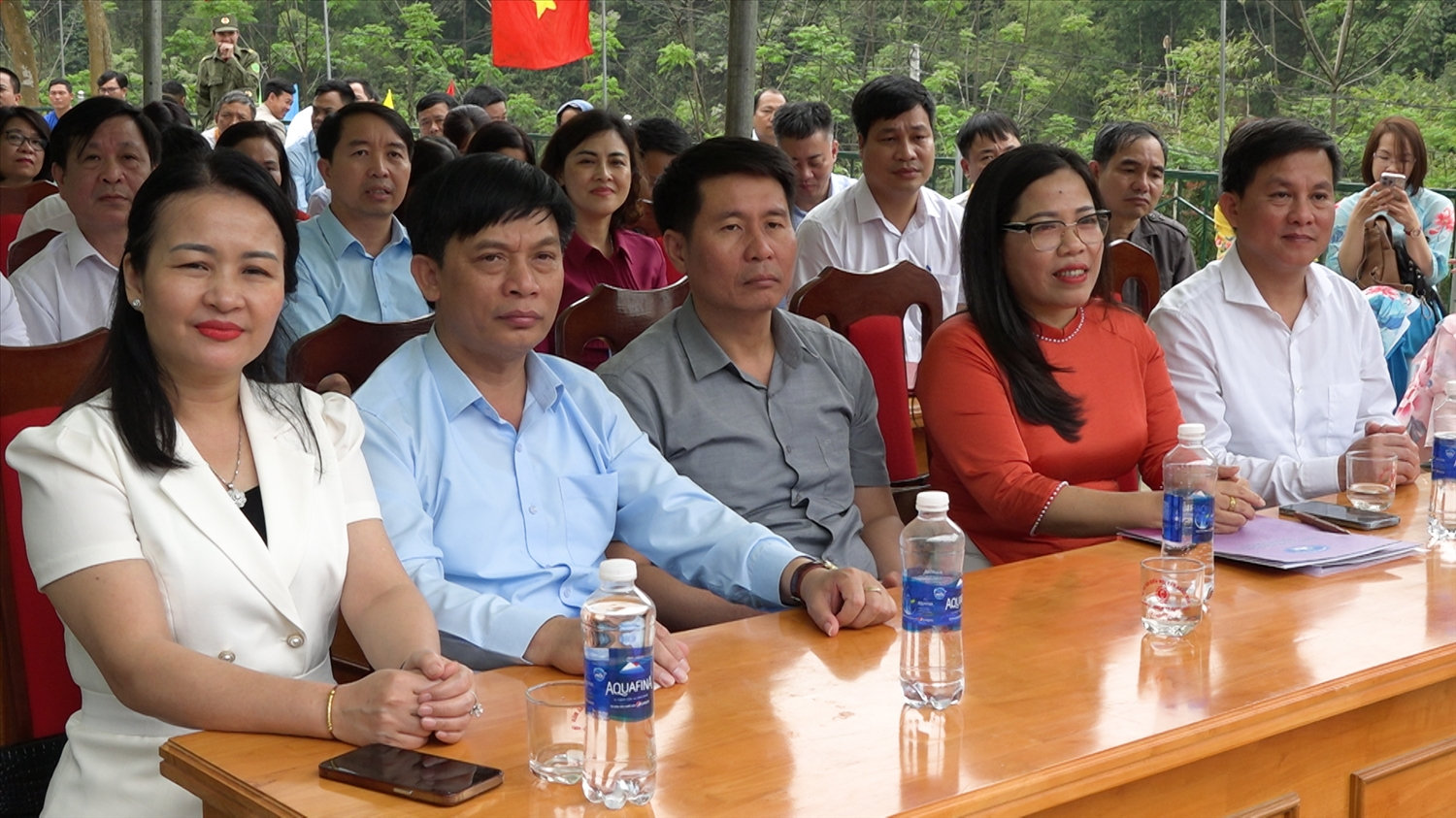 Lãnh đạo địa phương và các nhà hảo tâm tham dự buổi lễ Lãnh đạo địa phương và các nhà hảo tâm tham dự buổi lễ