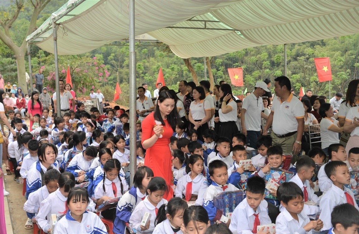 Nhóm Thiện nguyện đã trao 156 chiếc cặp và nhiều phần quà tặng cho nhàtrường và các em học sinh Nhóm Thiện nguyện đã trao 156 chiếc cặp và nhiều phần quà tặng cho nhàtrường và các em học sinh