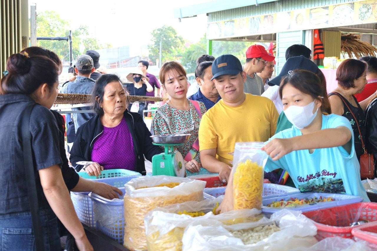 Tiểu thương chọn thực phẩm để bán trên chợ nổi 