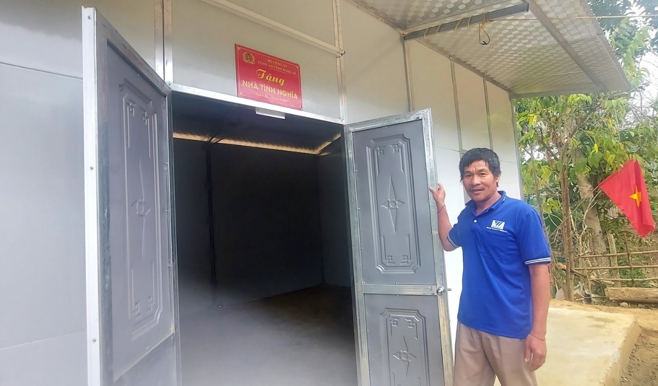 Niềm vui khôn tả của anh Vi Văn Ngộn khi được tặng nhà mới