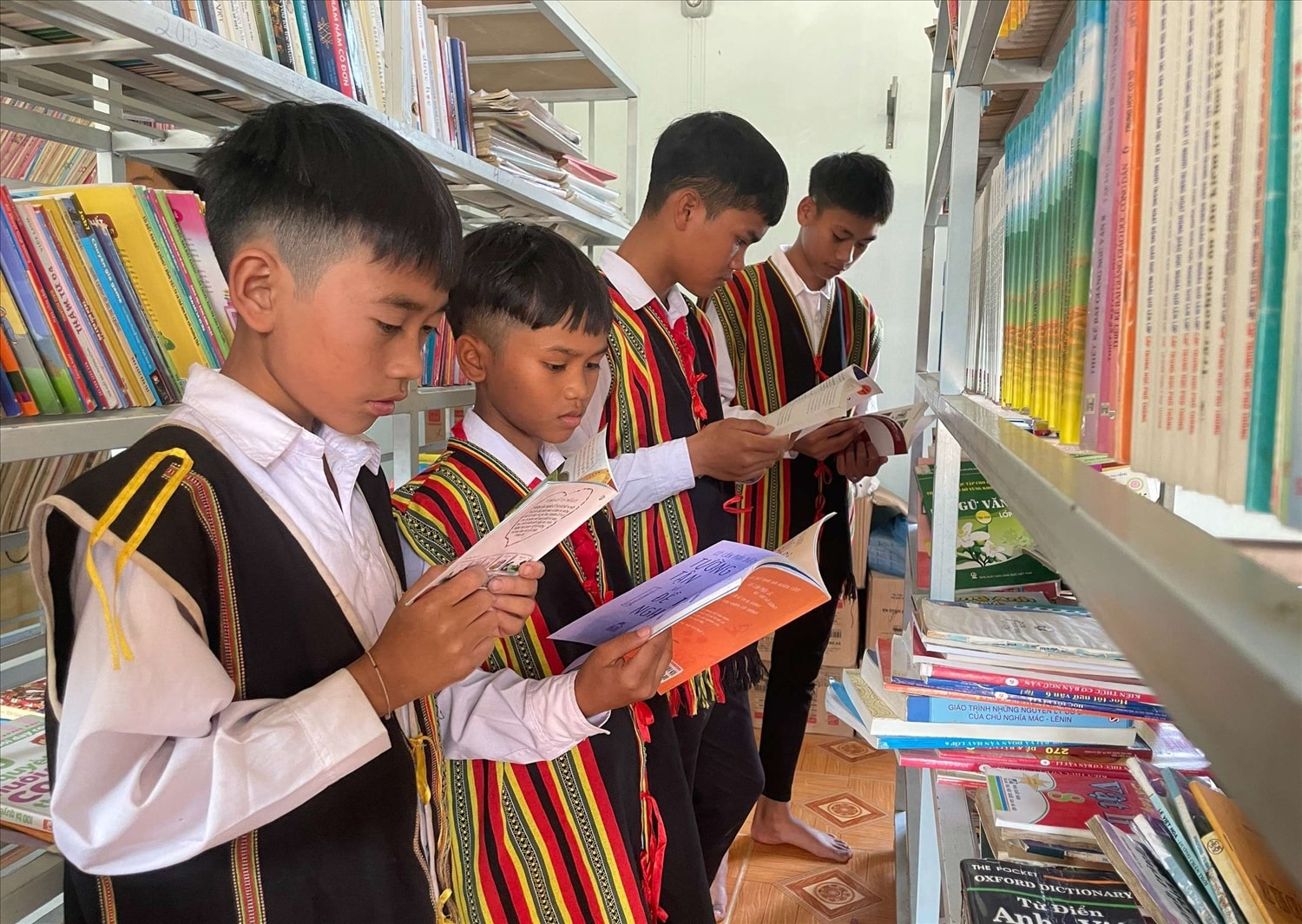 Học sinh DTTS người Brâu đọc sách tại thư viện. Ảnh: T.L