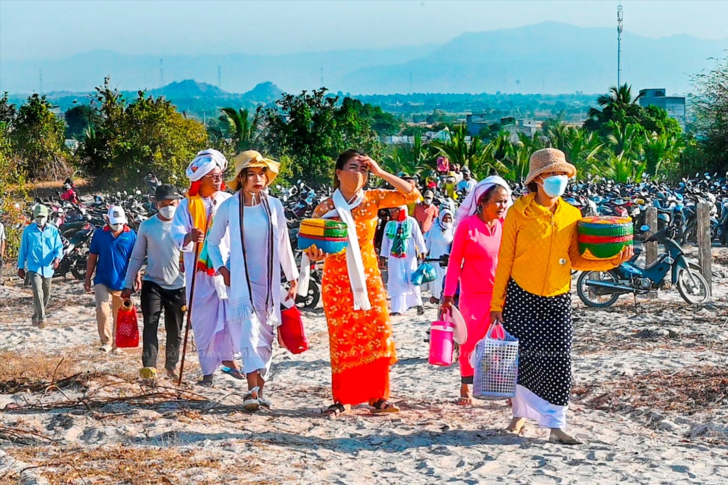 Đồng bào Chăm mặc trang phục truyền thống, mang theo lễ vật dâng cúng ông bà, tổ tiên