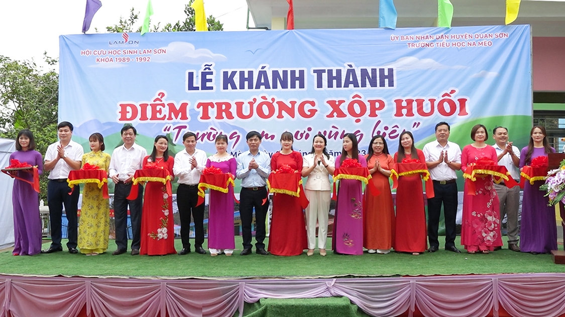 Chính quyền địa phương và nhà tài trợ cắt băng khánh thành Chính quyền địa phương và nhà tài trợ cắt băng khánh thành