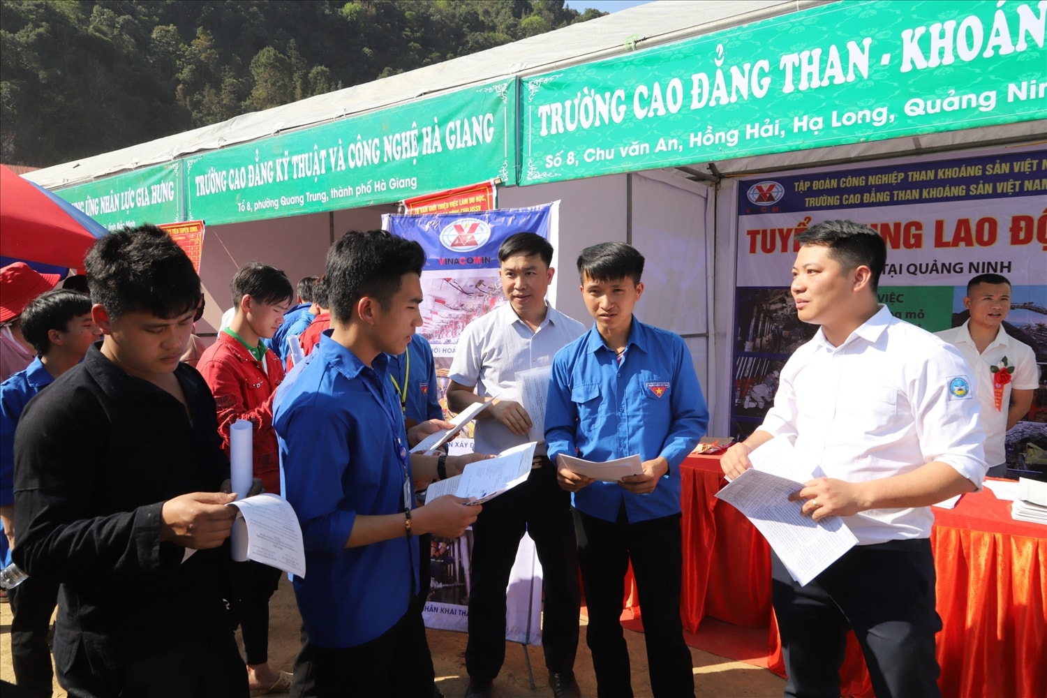 Hoạt động sôi nổi của các gian hàng giới thiệu việc làm