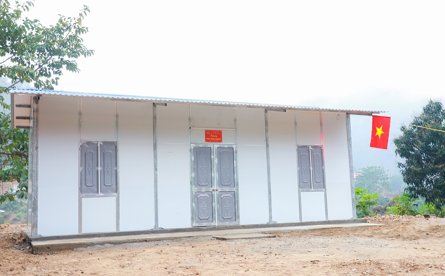 Mỗi căn nhà có diện tích xây dựng là 46,5m2 với tổng kinh phí 50 triệu đồng/nhà Những mái ấm… rất ấm