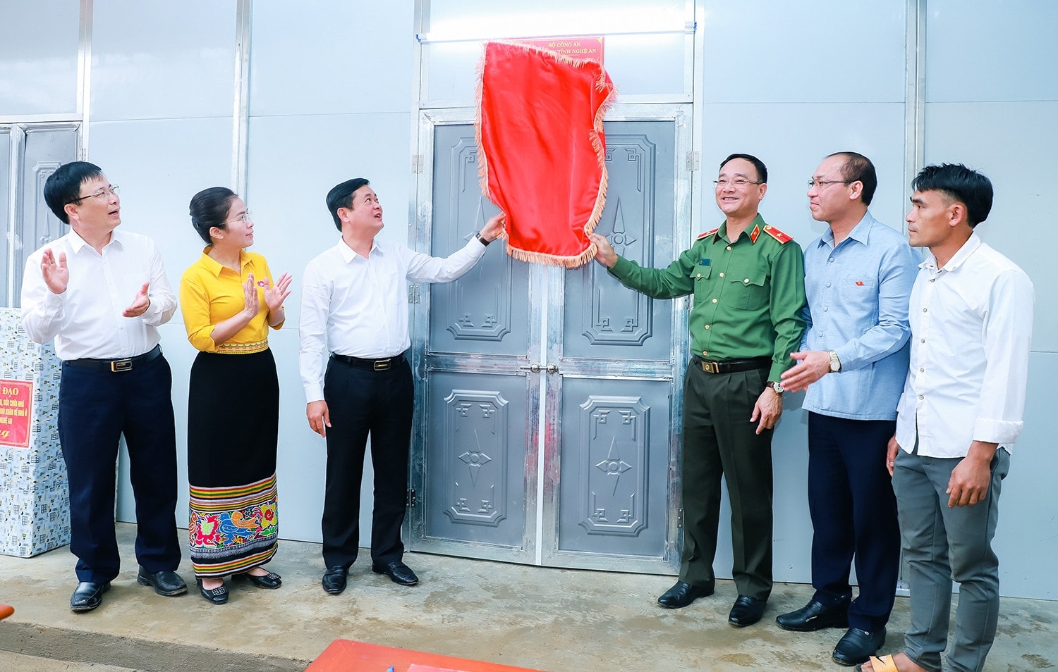 Lãnh đạo tỉnh Nghệ An thực hiện nghi thức mở băng khánh thành, bàn giao nhà ở cho anh Cụt Văn Ân ở bản Lưu Thắng xãChiêu Lưu Những mái ấm… rất ấm 1