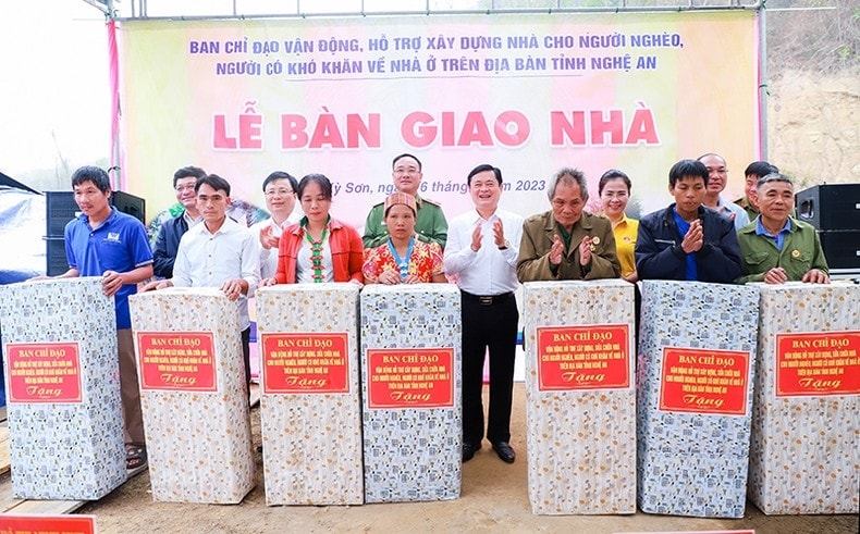 Lãnh đạo tỉnh Nghệ An trao quà cho các gia đình chính sách ở huyện Kỳ Sơn nhân lễ bàn giao những căn nhà mới Những mái ấm… rất ấm 3