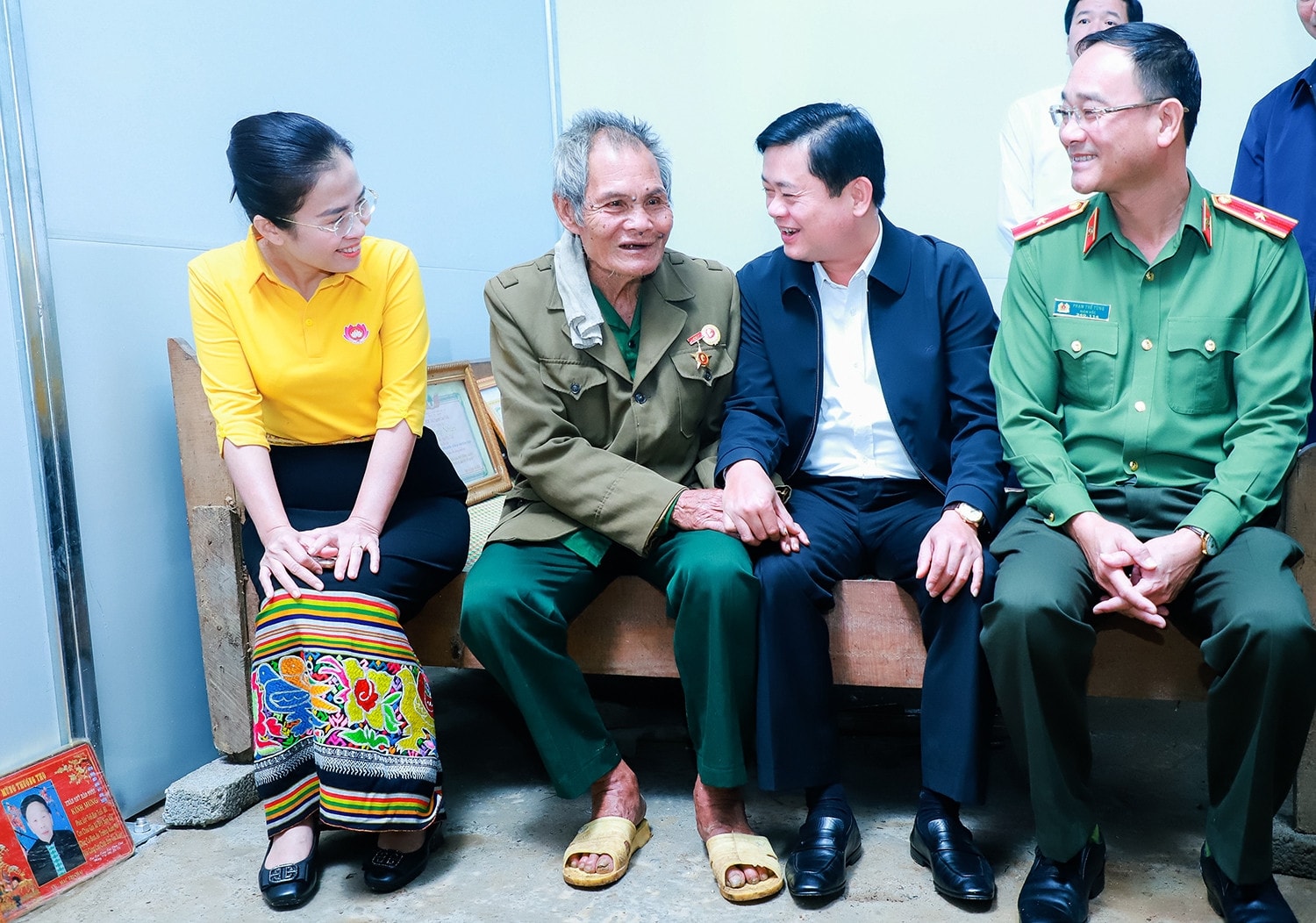 Lãnh đạo tỉnh Nghệ An trò chuyện, chia sẻ niềm vui với gia đình ông Vi Văn Thơm, bản Hồng Tiến, xã Chiêu Lưu (Kỳ Sơn) là hộ nghèo đặc biệt khó khăn, mất sức lao động, được hỗ trợ làm nhà mới Những mái ấm… rất ấm 2