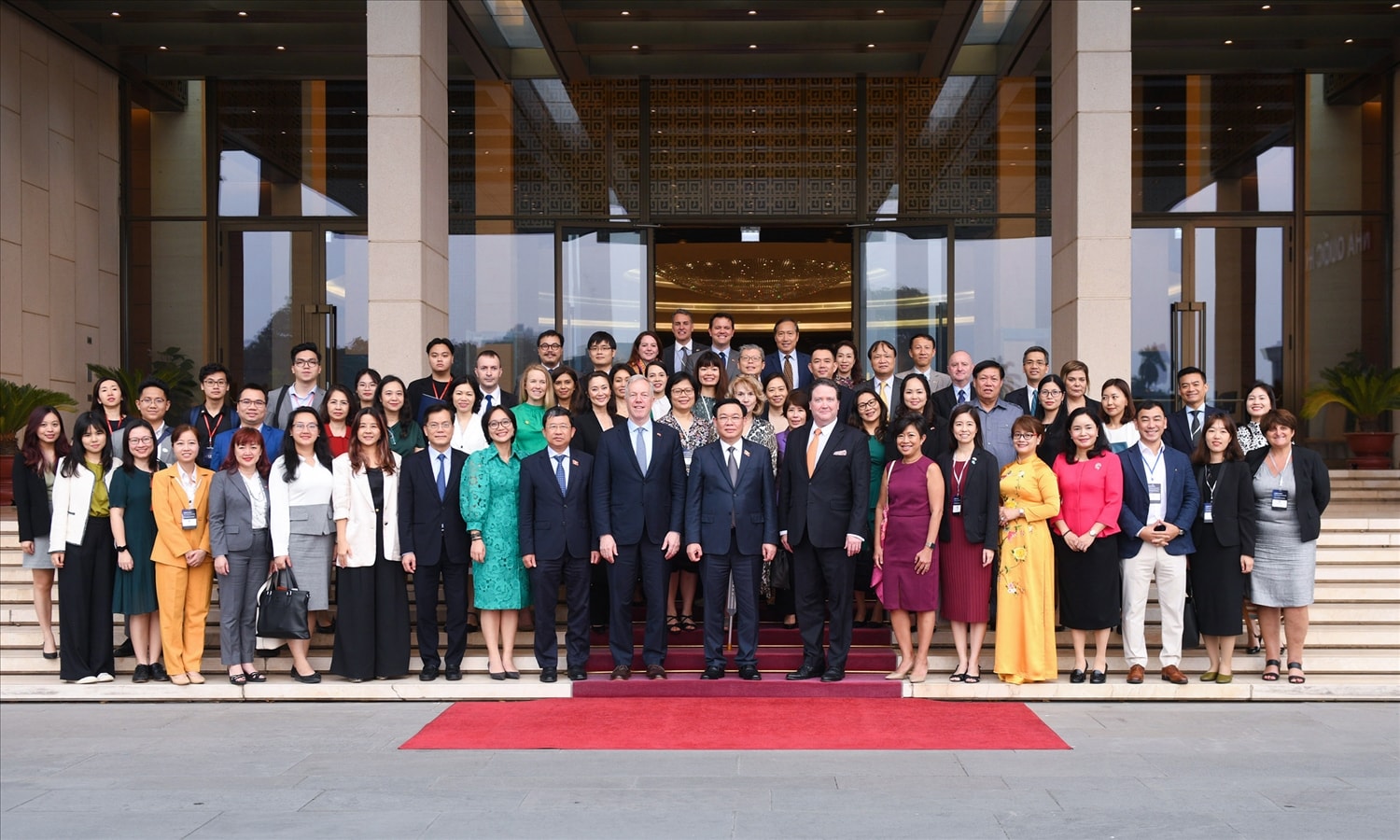 Chủ tịch Quốc hội Vương Đình Huệ cùng các đại biểu chụp ảnh lưu niệm với đoàn doanh nghiệp của Hội đồng Kinh doanh Hoa Kỳ - ASEAN. Chủ tịch Quốc hội Vương Đình Huệ cùng các đại biểu chụp ảnh lưu niệm với đoàn doanh nghiệp của Hội đồng Kinh doanh Hoa Kỳ - ASEAN.