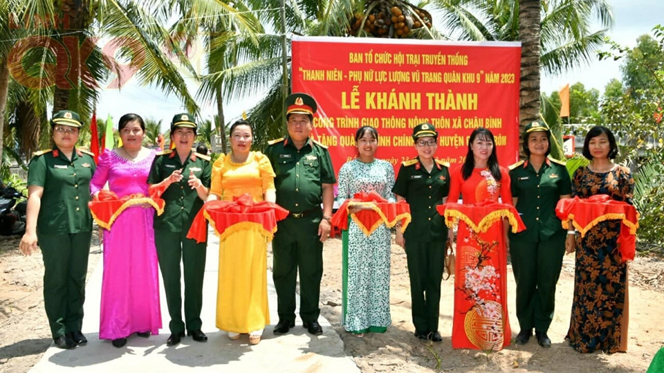 Ban Tổ chức Hội trại truyền thống tổ chức Khánh thành công trình giao thông nông thôn
