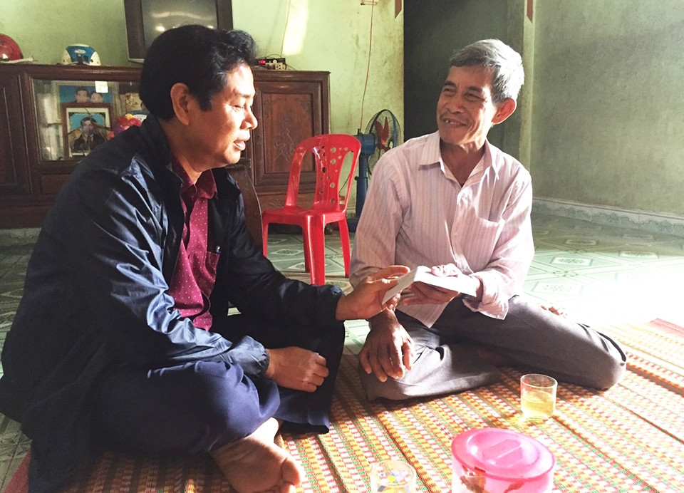 Ông Nguyễn Thế Nhân - Phó Trưởng Ban Dân tộc tỉnh Quảng Ngãi thăm hỏi, động viên và hỗ trợ cho ông Đinh Văn Trố - Người có uy tín thôn Trường Ka, xã Sơn Hạ, huyện Sơn Hà
