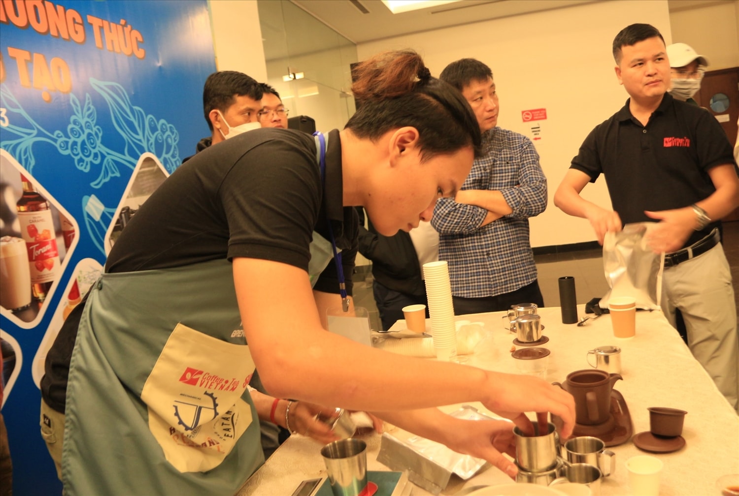 Cuộc thi pha chế cà phê đặc sản là một trong những hoạt động chính nhằm tôn vinh người pha chế cà phê Cuộc thi pha chế cà phê đặc sản là một trong những hoạt động chính nhằm tôn vinh người pha chế cà phê