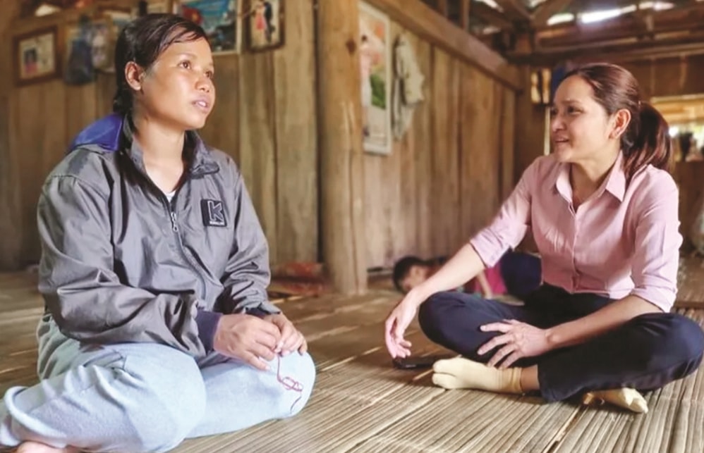 Chủ tịch Hội LHPN xã Sơn Màu Đinh Thị Hằng (bên phải) thường xuyên động viên người dân chăm lo  phát triển sản xuất, xây dựng gia đình hạnh phúc.