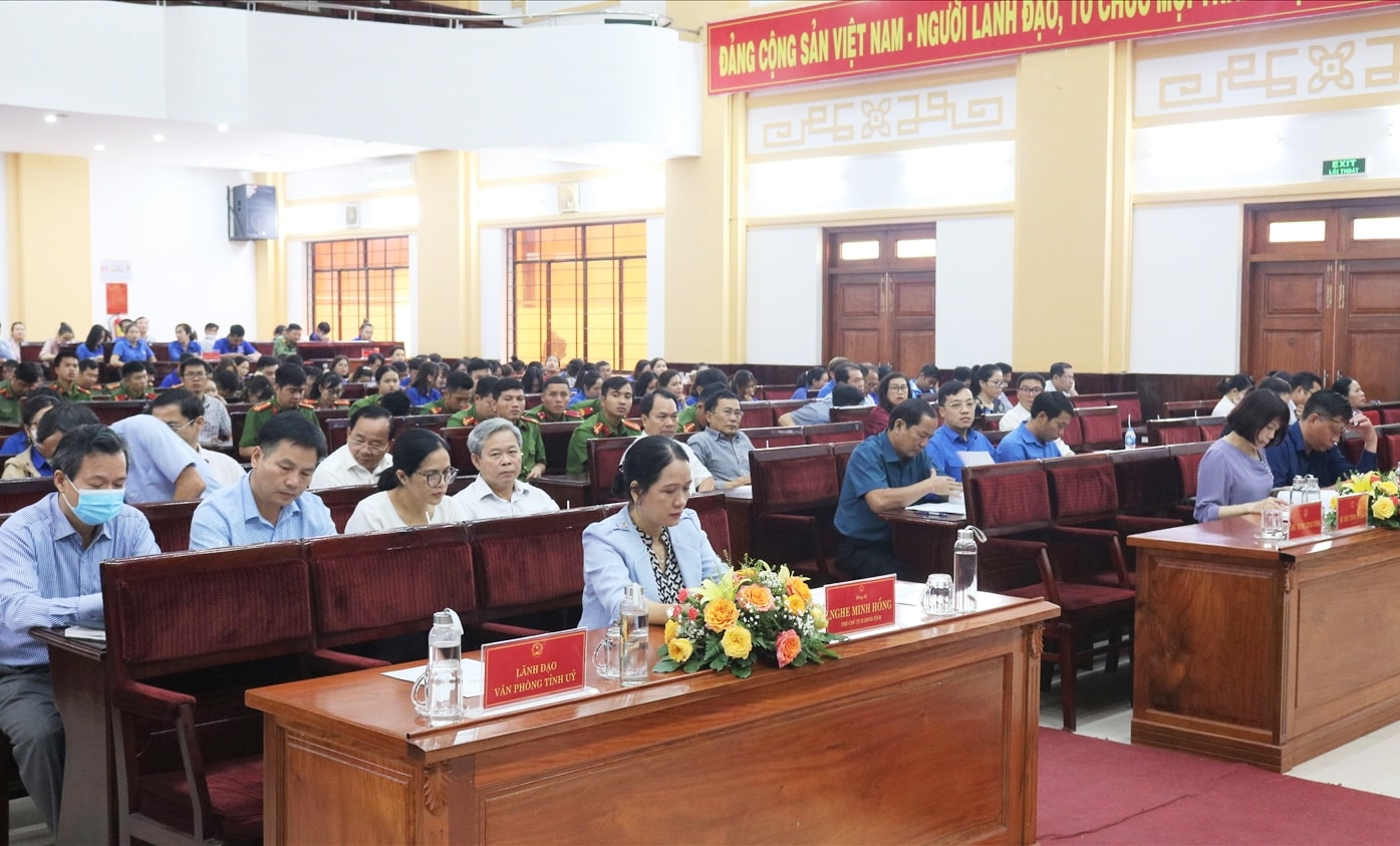 Các đại biểu dự buổi gặp gỡ, đối thoại giữa Chủ tịch UBND tỉnh với thanh niên