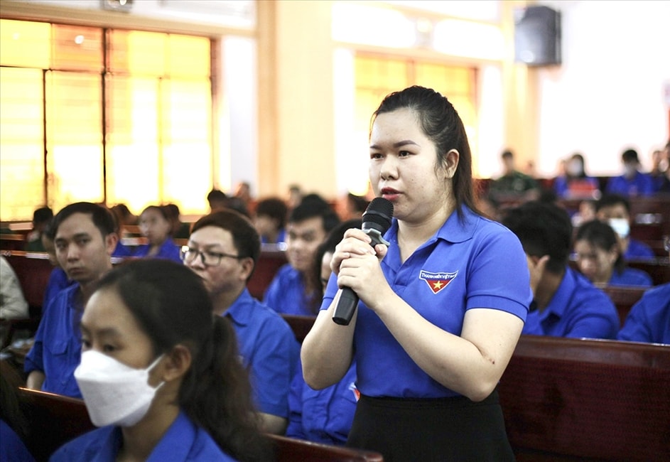 Đoàn viên thanh niên phát biểu ý kiến tại buổi gặp gỡ, đối thoại