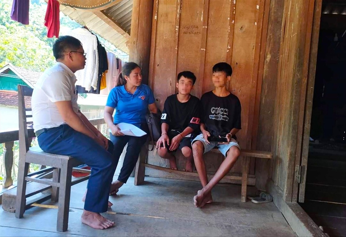 Sau kỳ nghỉ Tết, giáo viên các trường phải lặn lội đến các bản làng để vận động trò trở lại trường Sau kỳ nghỉ Tết, giáo viên các trường phải lặn lội đến các bản làng để vận động trò trở lại trường