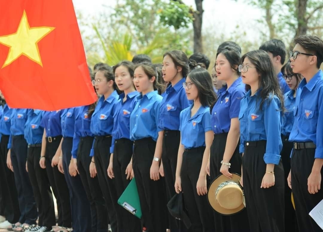 Đoàn viên thanh niên tổ chức chào cờ tại Cột mốc biên giới số 42 Đoàn viên thanh niên tổ chức chào cờ tại Cột mốc biên giới số 42