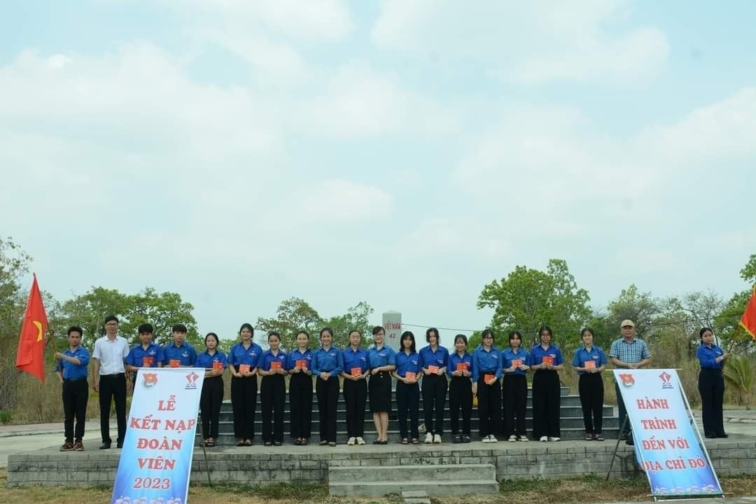 Các đoàn viên mới vinh dự được nhận thẻ đoàn và huy hiệu đoàn tại cột mốc biên giới Các đoàn viên mới vinh dự được nhận thẻ đoàn và huy hiệu đoàn tại cột mốc biên giới