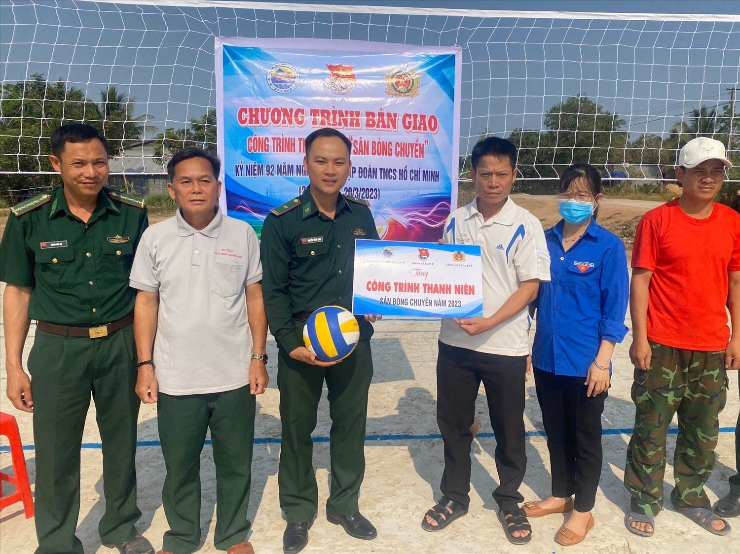 Đại diện các đơn vị trao biển công trình thanh niên “Sân bóng chuyền” tặng nhân dân thôn 10, xã Ia Rvê Đại diện các đơn vị trao biển công trình thanh niên “Sân bóng chuyền” tặng nhân dân thôn 10, xã Ia Rvê