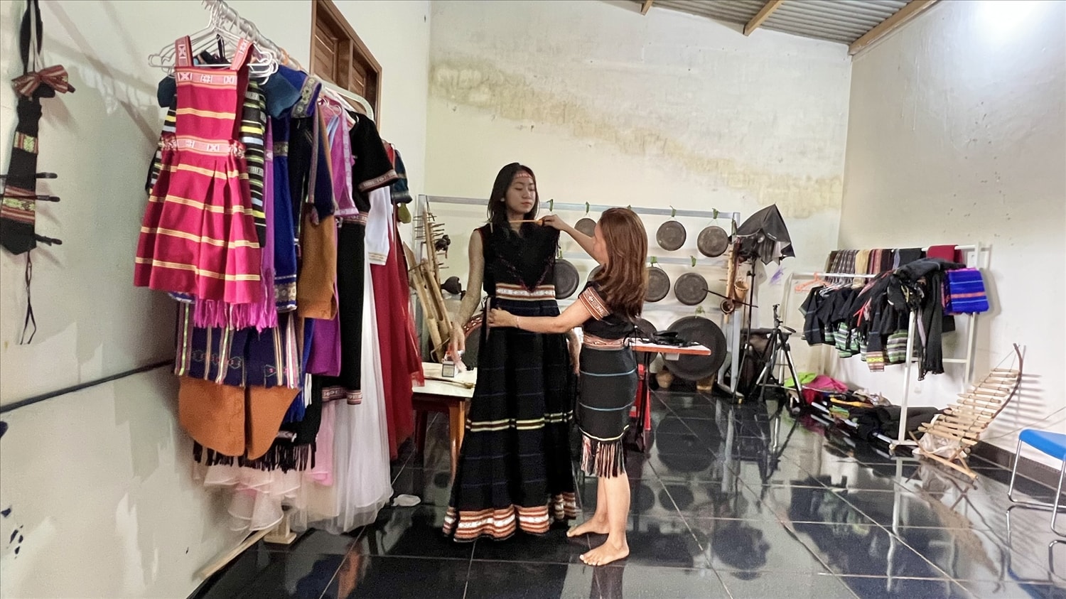  Không chỉ dừng ở áo dài, các hoa văn, họa tiết thổ cẩm Tây Nguyên còn được ứng dụng, thiết kế trên trang phục váy cưới, đầm tiệc...
