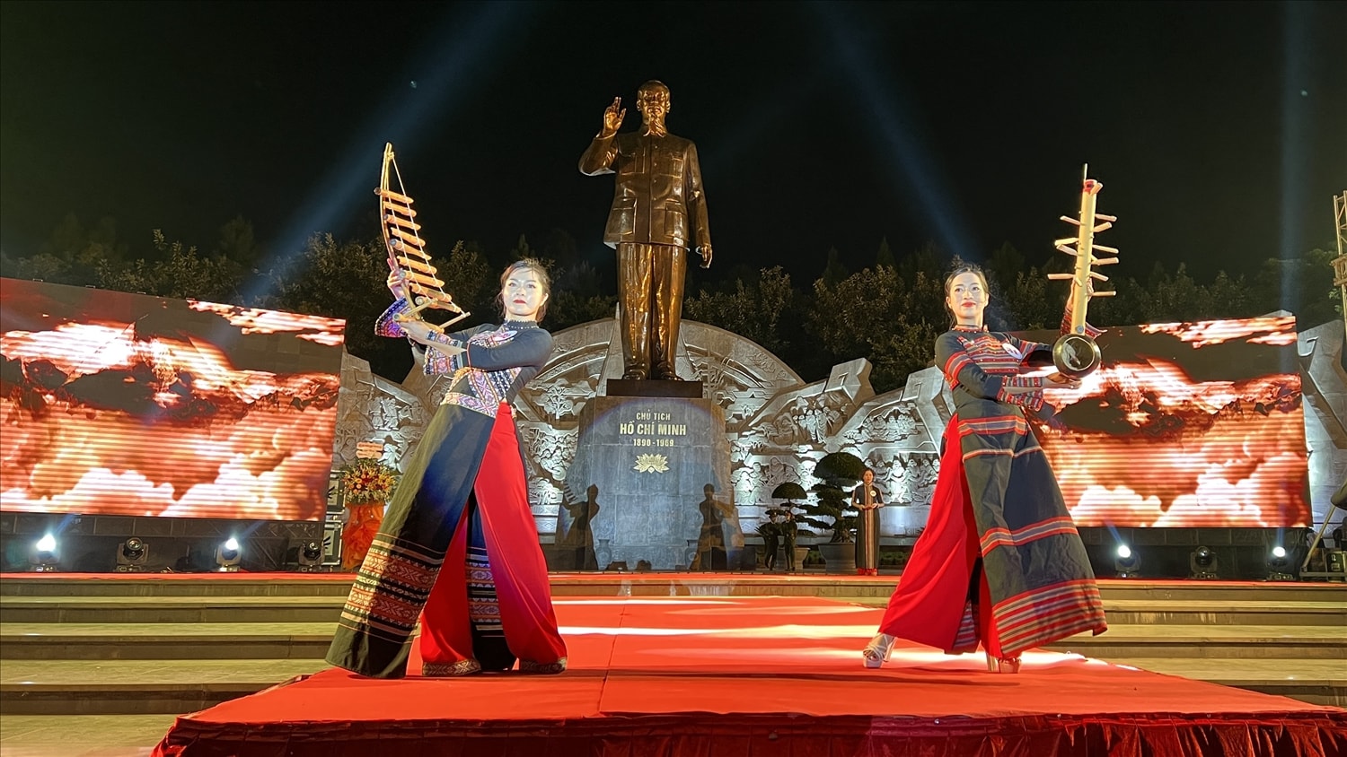  “Áo dài Việt - Hương sắc Tây Nguyên” tại Quảng trường Đại Đoàn Kết là sự kiện trình diễn đặc sắc, khơi nguồn cảm hứng để phụ nữ sáng tạo, tôn vinh nét đẹp của tà áo dài Việt gắn với di sản văn hóa Tây Nguyên