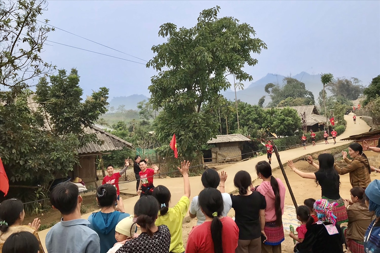 Bà con bản Gia Khâu (Thành phố Lai Châu) vui mừng chào đón các VĐV