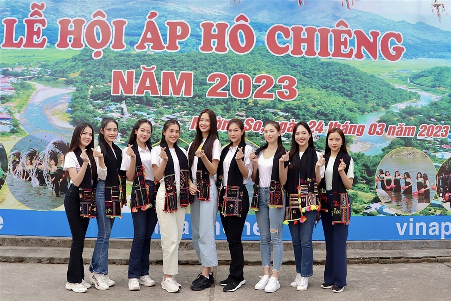Trước đó (25/3), các Hoa hậu, Á hậu về Mường So, Phong Thổ trải nghiệm lễ hội gội đầu “Áp hô Chiêng”