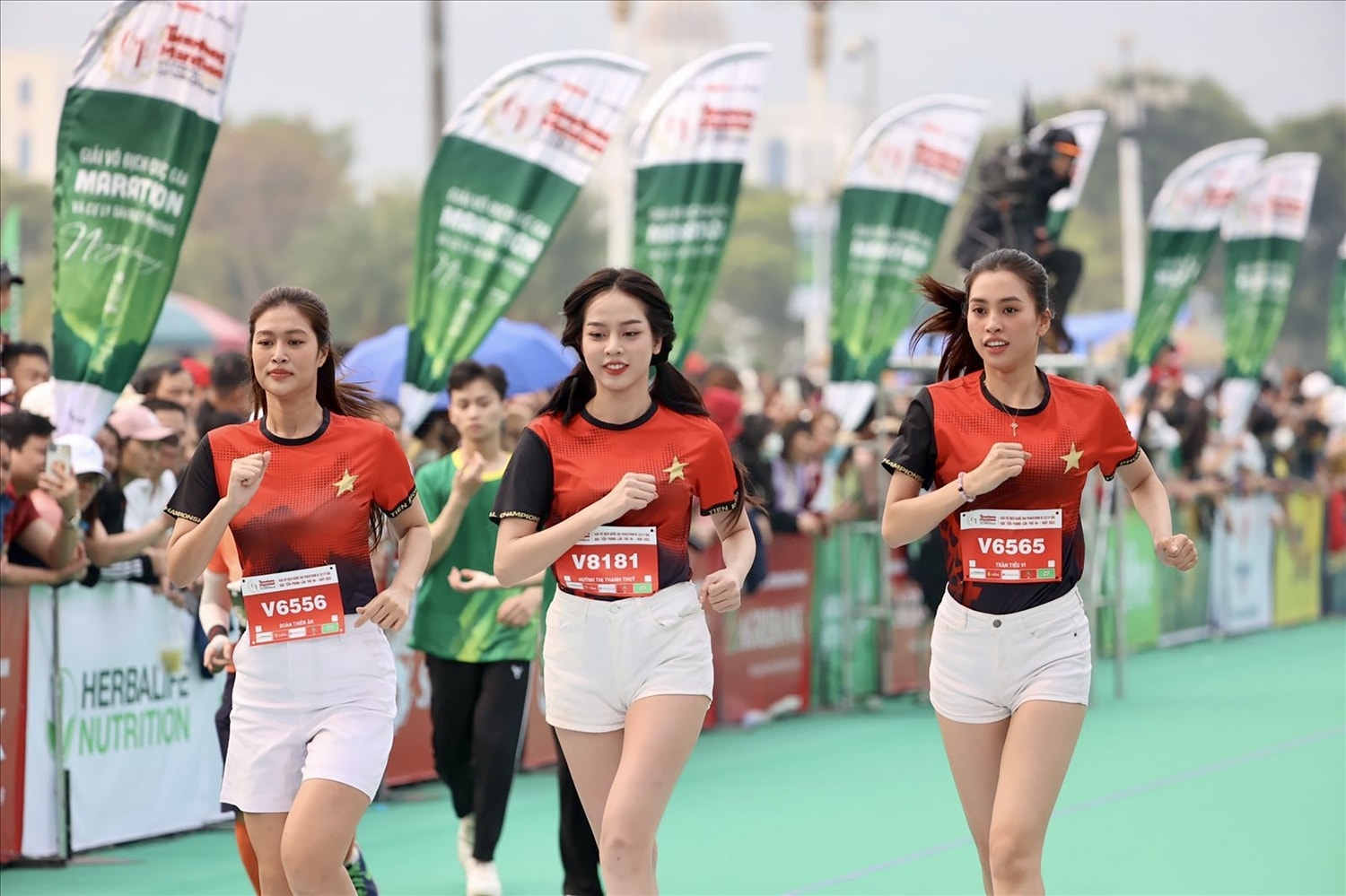 Hoa hậu Việt Nam 2018 Trần Tiểu Vy, Hoa Hậu Việt Năm năm 2022 Huỳnh Thị Thanh Thủy và Hoa hậu Hòa Bình Việt Nam năm 2022 Đoàn Thiên Ân (lần lượt từ phải sang trái) chạy đồng hành tại Lễ Khai mạc