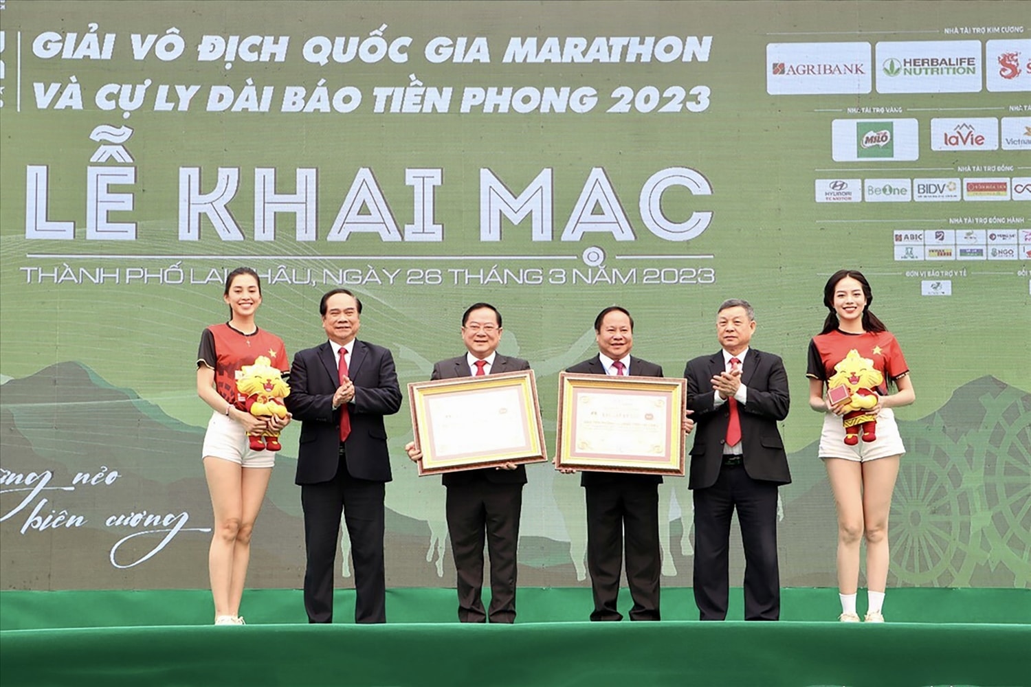  Ban Tổ chức trao tặng Kỷ niệm chương cho các nhà tài trợ