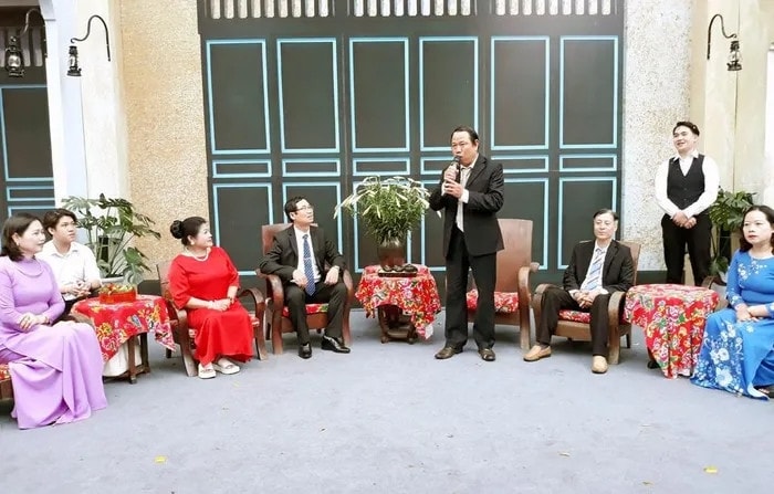 Tái hiện hình ảnh hai họ gặp mặt nói chuyện trao đổi trong lễ xin dâu thập niên 80-90 thế kỷ 20 Tái hiện hình ảnh hai họ gặp mặt nói chuyện trao đổi trong lễ xin dâu thập niên 80-90 thế kỷ 20