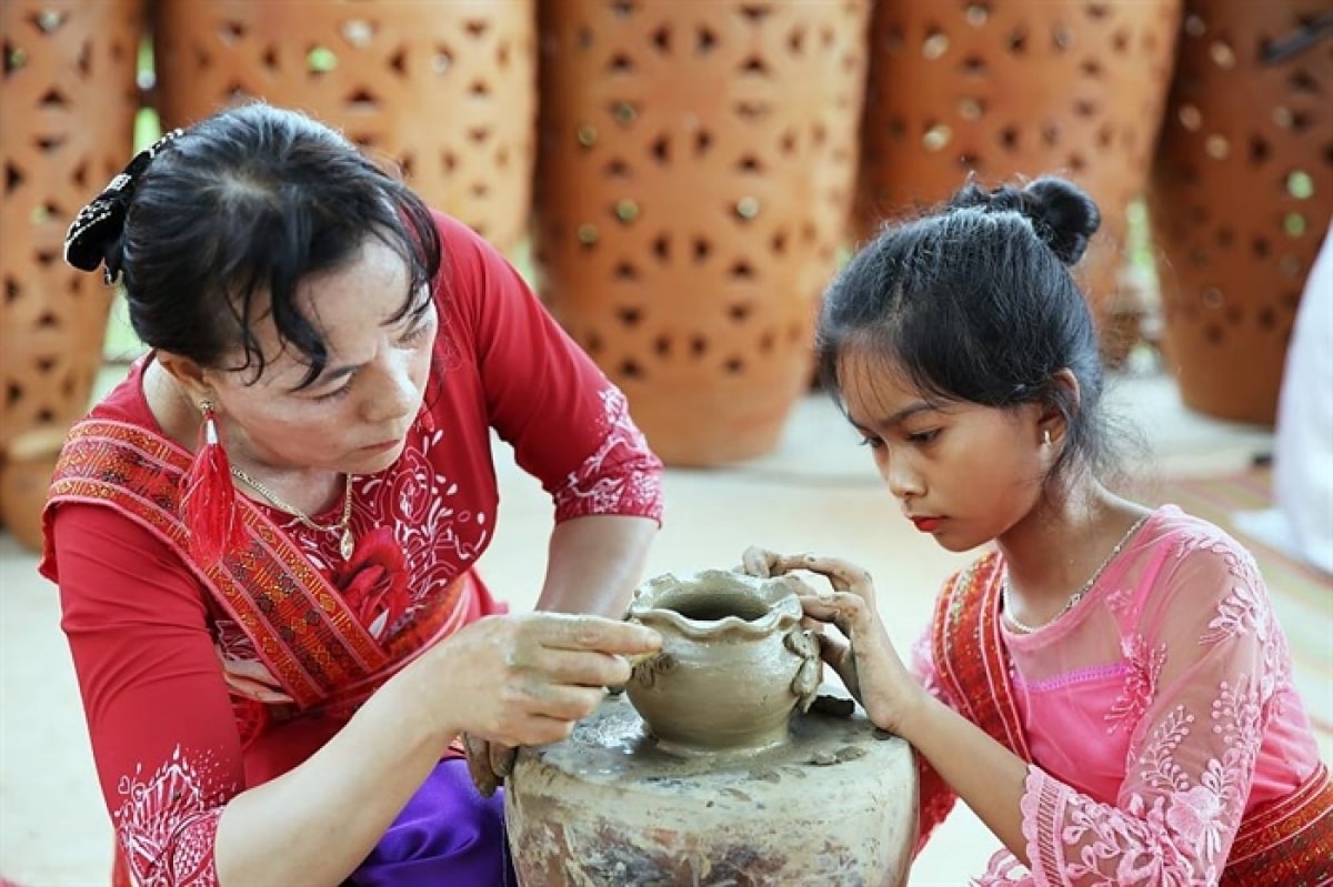 Nghệ thuật làm gốm của người Chăm Ninh Thuận Nghệ thuật làm gốm của người Chăm Ninh Thuận