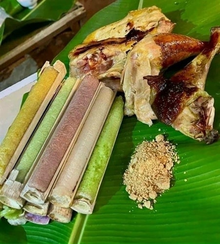 Cơm lam chấm muối vừng kết hợp với nhiều món ăn dân dã tạo nên hương vị khó quên