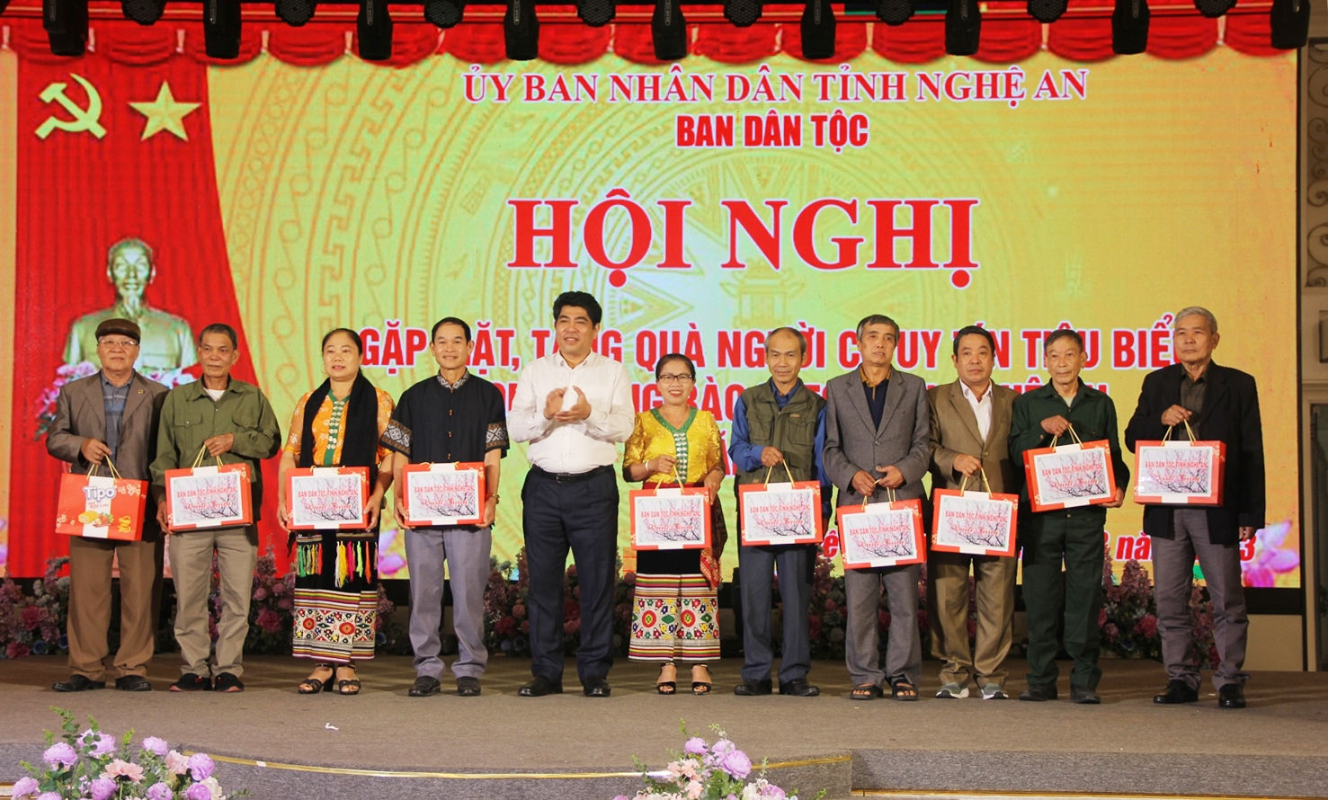 Hội nghị đã tuyên dương 250 Người có uy tín tiêu biểu trong đồng bào DTTS
