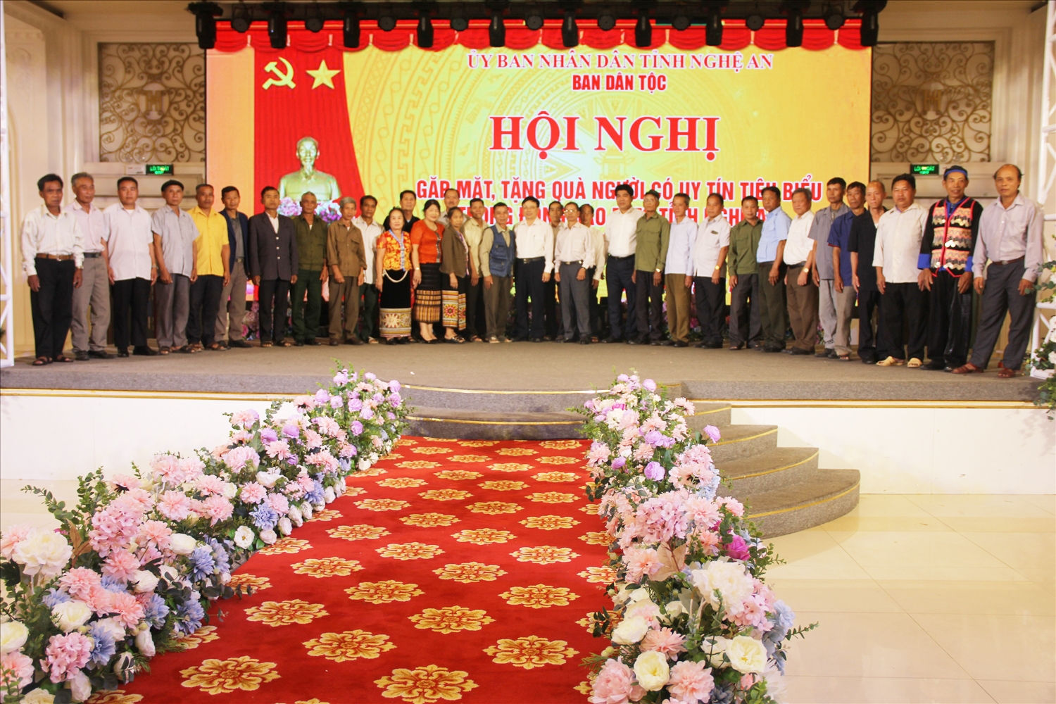 Ban Tổ chức đã trao quà cho 250 đại biểu là Người có uy tín