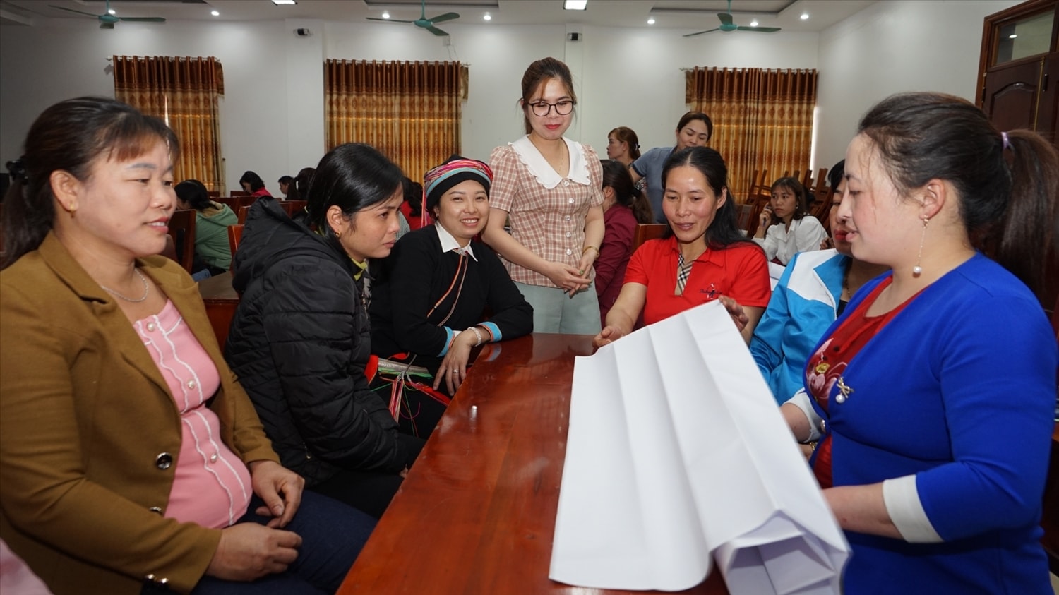 Các tình nguyện viên thảo luận nhóm về kiến thức chăm sóc, nuôi dạy trẻ tại lớp tập huấn