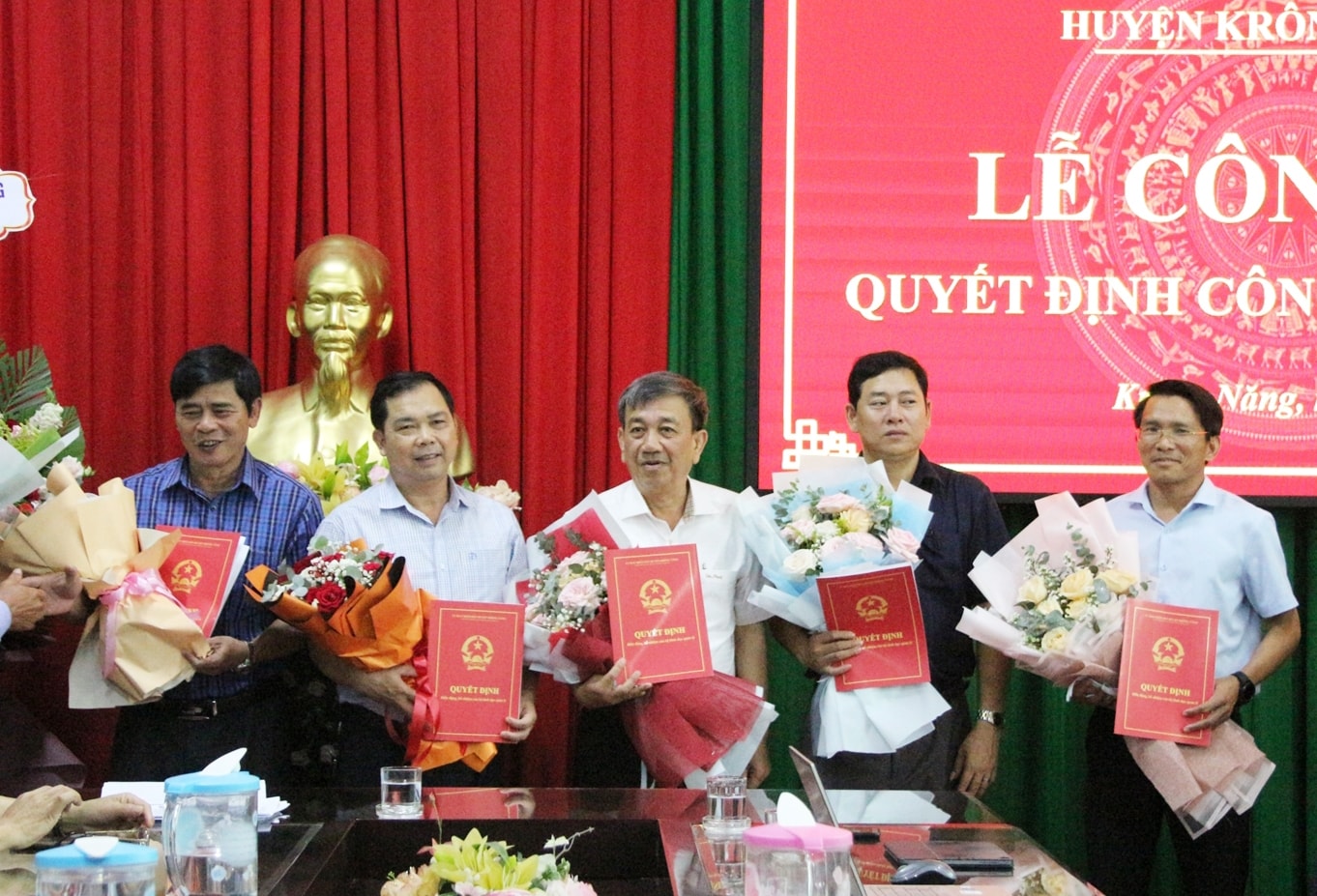 5 cán bộ huyện Krông Năng nhận Quyết định điều động 5 cán bộ huyện Krông Năng nhận Quyết định điều động